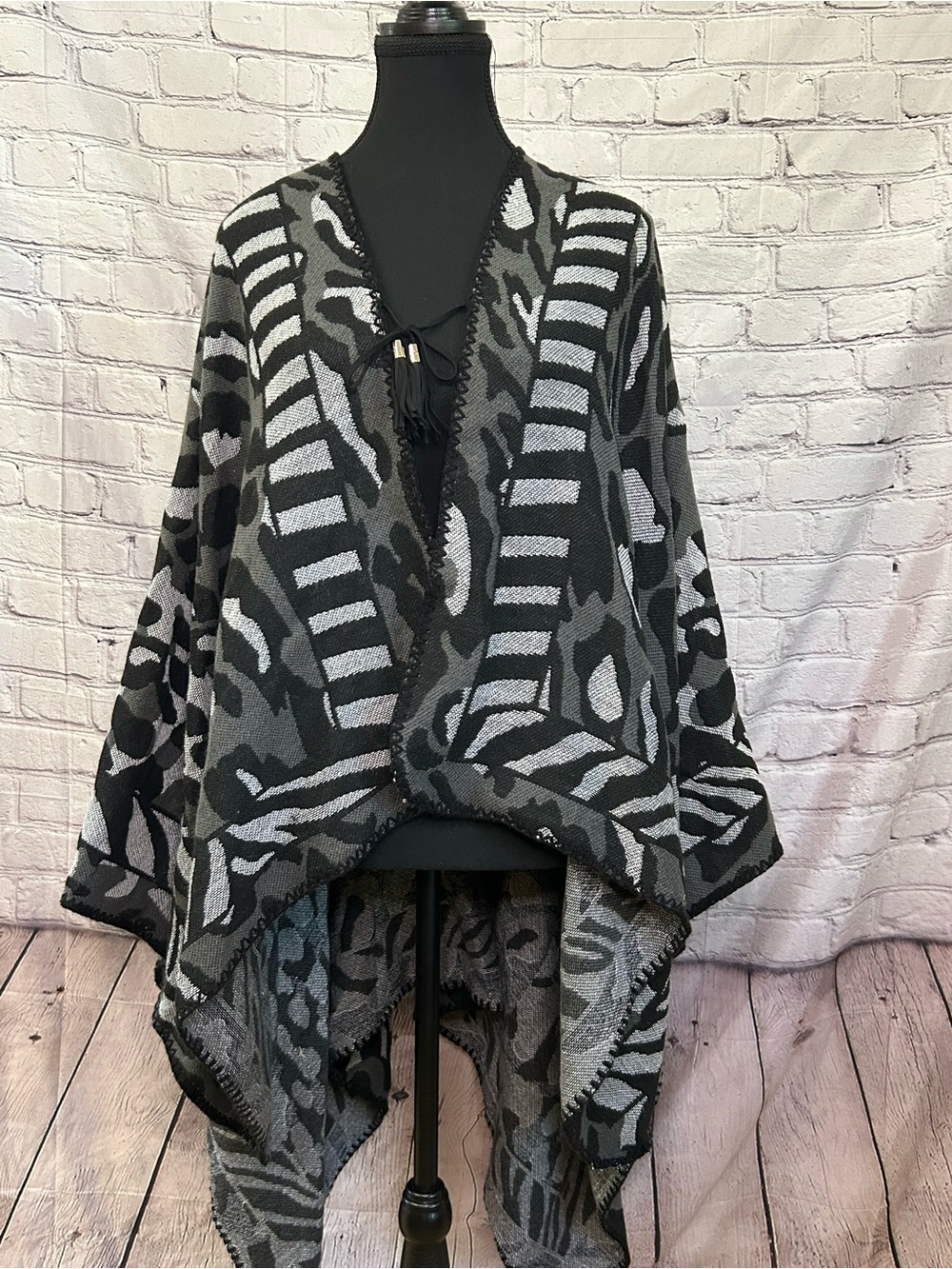Marc New York Gray & Black Patterned Knit Cape